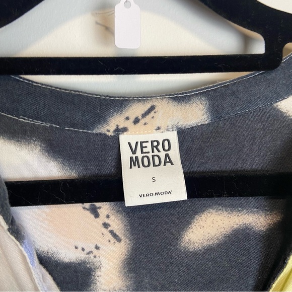 ⚪️ Vero moda abstract multi color art blouse small - Picture 3 of 4